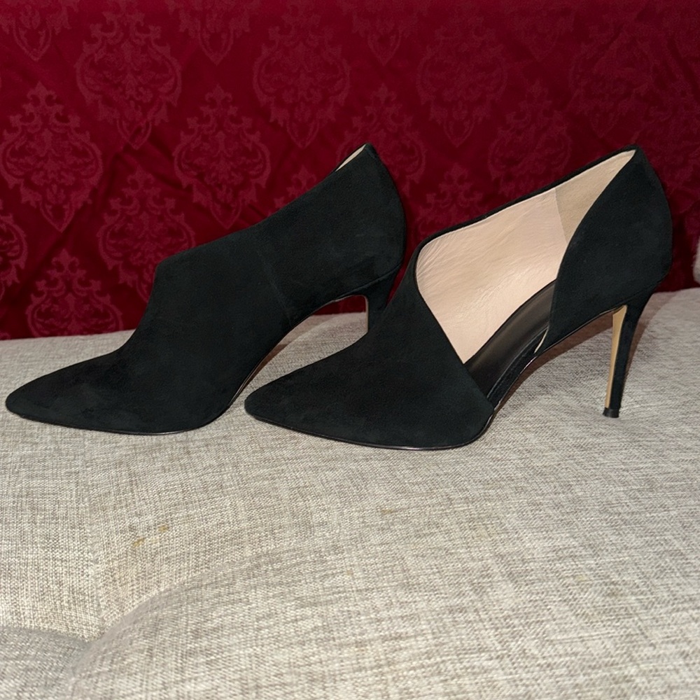 Black Suede Dina Pumps by Something Navy